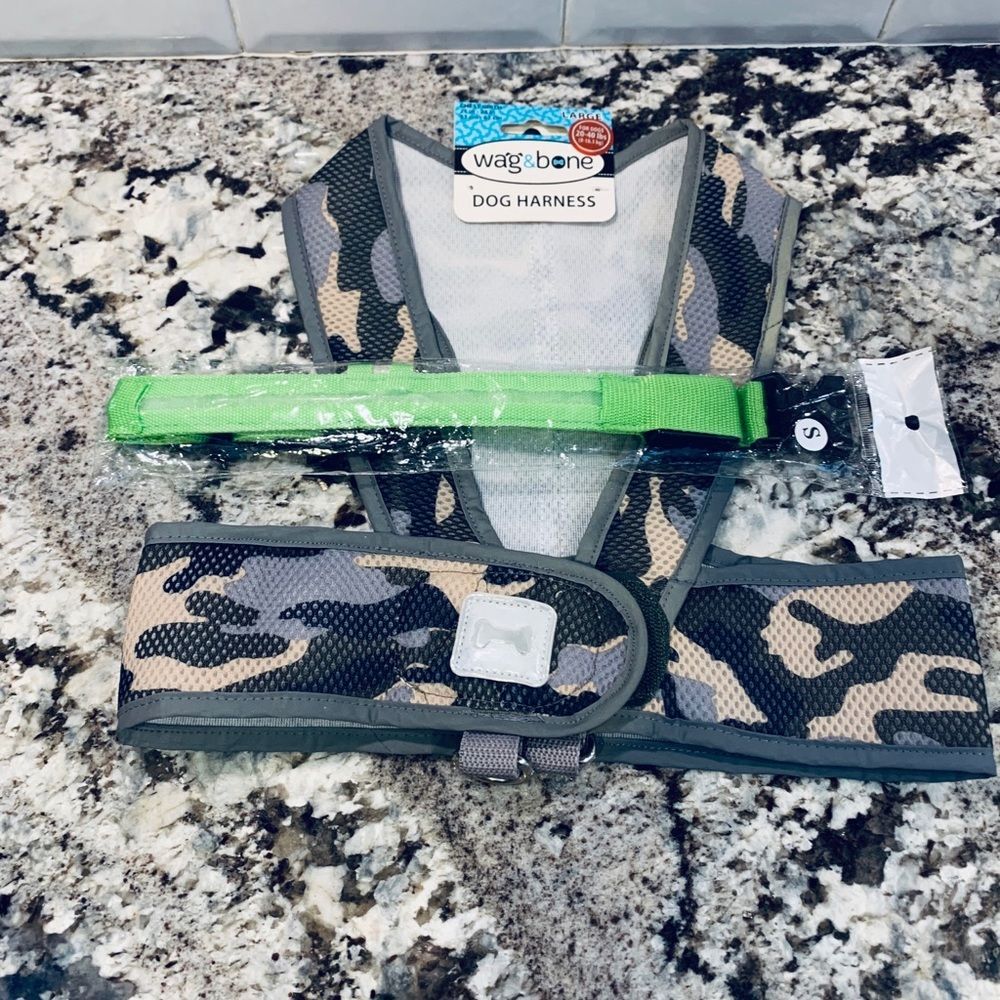 Dog harness and light up collar
NWT